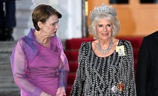 Camilla, la reina insegura: por qué su exceso de tiaras en Alemania es casi un fallo de protocolo (que nunca comete Letizia)