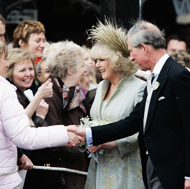 Camilla Parker Bowles y el entonces príncipe de Gales, Carlos, el día de su boda saludando al público en la calle.