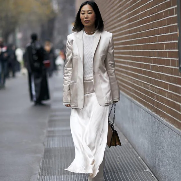 moda: Cinco faldas midi que sirven tanto para lucir invitada a plan de tarde | Mujer Hoy