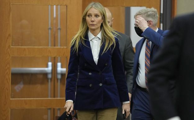 Uno de los looks más aplaudidos de Gwyneth Paltrow en su juicio, una combinación de balzer y camisa en distintos tonos de azul y pantalones de pana marrón. 