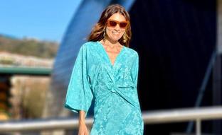 Looks en turquesa, el color de moda para primavera que más rejuvenece según las influencers de más de 50