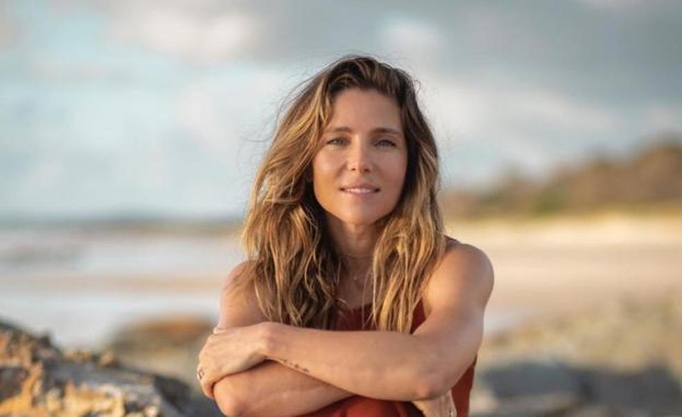 Los siete looks de Elsa Pataky más rejuvenecedores para toda la semana: vestidos estampados, zapatos de entretiempo y muchas ideas