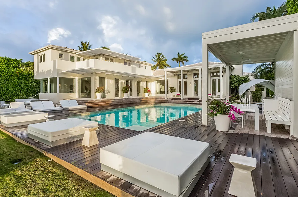 Imagen de la casa a la que se muda Shakira en Miami que puso a la venta por 18 millones y ahora está reformando para vivir. 