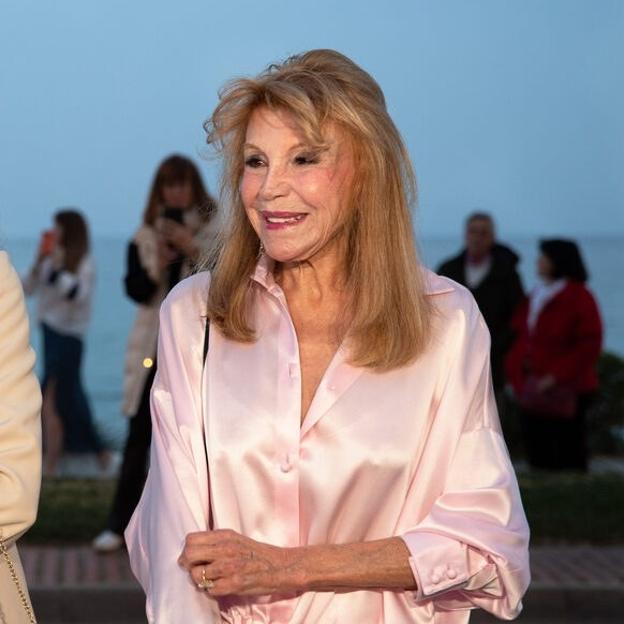 Así es cómo llevan las zapatillas negras Adidas Samba en primavera las celebrities