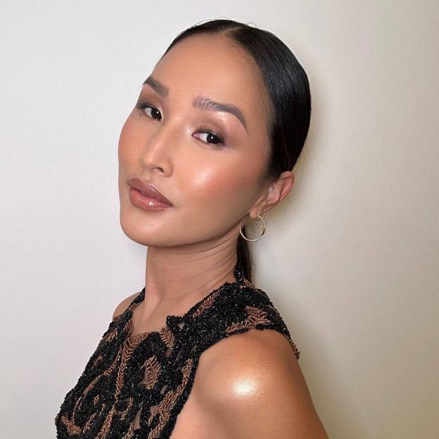 Victoria Beckham acaba de cumplir 49 años y este sérum antiedad es el secreto de su piel lisa y sin arrugas