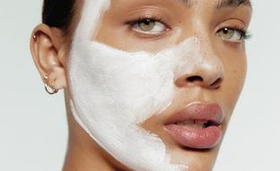 Lo estás haciendo mal: cómo usar bien las mascarillas exfoliantes para piel grasa y no pasarse, según las expertas