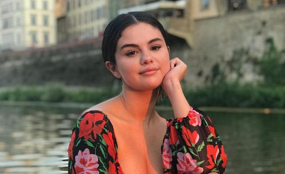 Los siete looks de Selena Gomez que tienes que llevar esta primavera: vestidos estampados, accesorios de colores y muchas ideas de primavera