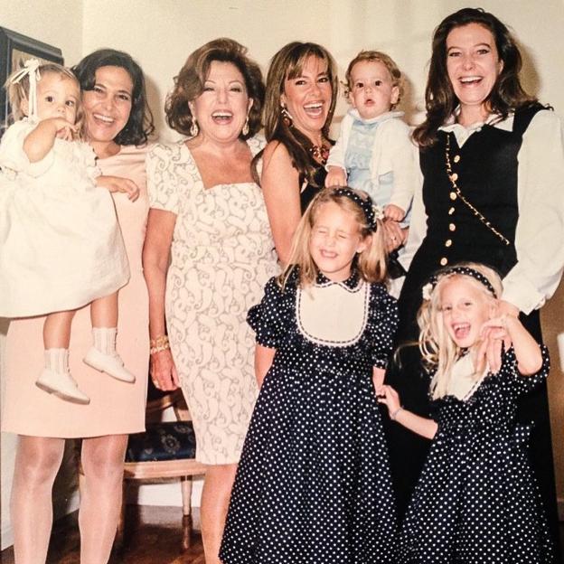 Un recuerdo entrañable del álbum familiar de Ana Obregón, con su madre, Ana María, fallecida en 2021; sus hermanas, Celia y Amalia, y sus respectivas hijas, Celia, Carolina y Amalia. 