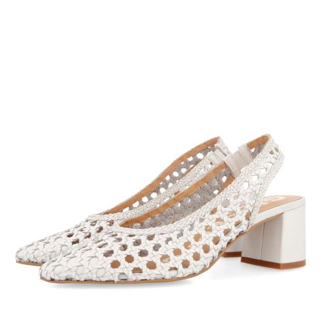 Los zapatos destalonados de tacón cómodo favoritos para usar en primavera y en el entretiempo