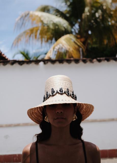 Imagen editorial de Ballen, con sombrero de su última colección.