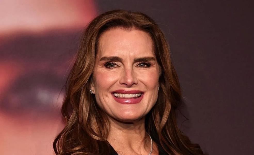 El look de invitada inspirador con estampado de lunares de Brooke Shields