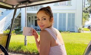 Los siete looks de Jennifer Lopez para el buen tiempo: vestidos, accesorios de lujo y muchas propuestas para toda la semana