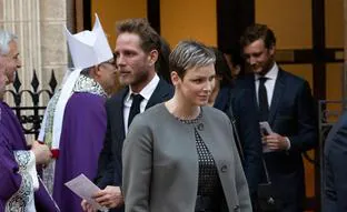 Así ha sido el inesperado reencuentro entre la princesa Charlène, Estefanía y Carolina de Mónaco (en un homenaje a Raniero)