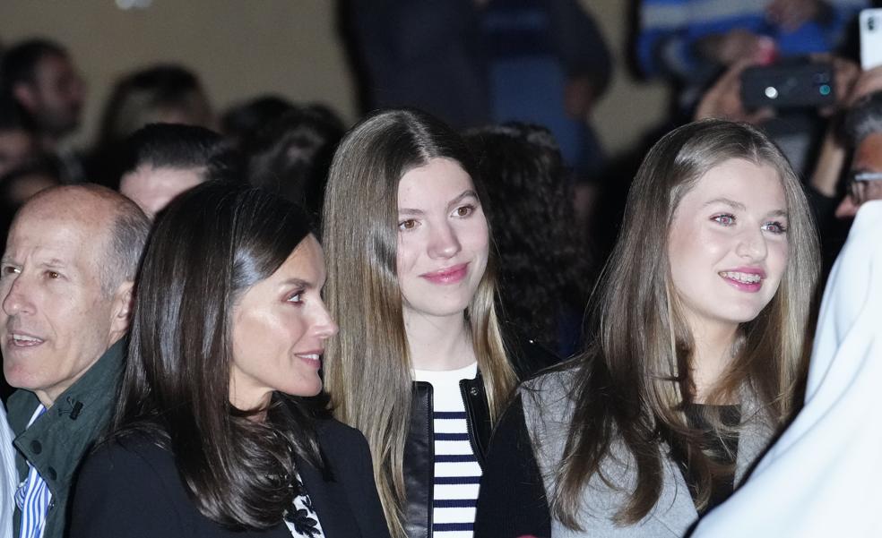 Zapatillas de Reebok y chaqueta de cuero: la infanta Sofía ha llevado el mejor look de la visita de los reyes a Chinchón