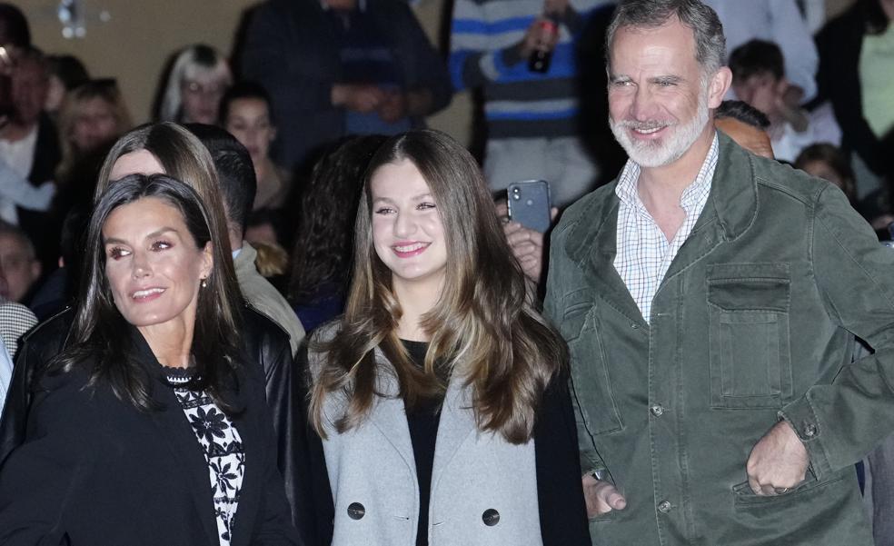 La princesa Leonor regresa a España y sorprende con un look con un chaleco de la reina Letizia y mules cómodos