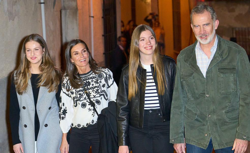 El look cómodo de la reina Letizia para su salida secreta en familia de Semana Santa: bailarinas cómodas y una blusa de Sfera de Leonor