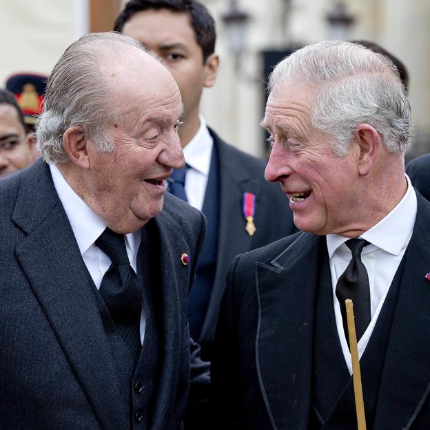 Don Juan Carlos vuelve a Europa para ir a Sansenxo y comer con Carlos III: así es su compleja relación con el rey de Inglaterra