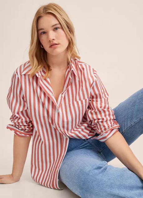 Camisa de rayas en rojo de Mango Outlet. Foto: Mango Outlet.