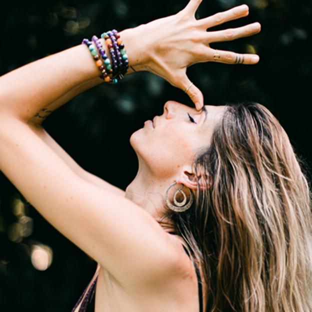 Mujer practicando yoga