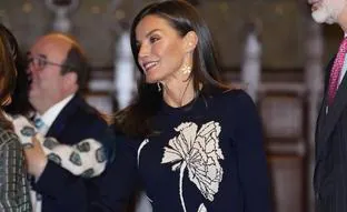 La reina Letizia rescata uno de sus looks made in Spain más originales: el vestido de punto elegante que tienes que fichar