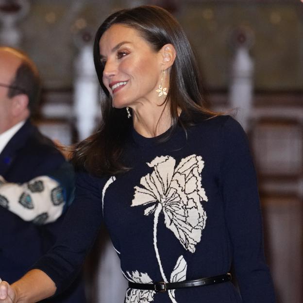 La reina Letizia rescata uno de sus looks made in Spain más originales: el vestido de punto elegante que tienes que fichar