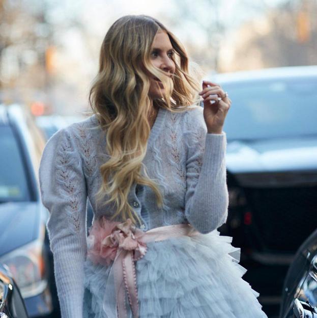 Ana de Armas regresa a Cuba: su combinación ganadora con vestido negro y las sandalias planas tendencia