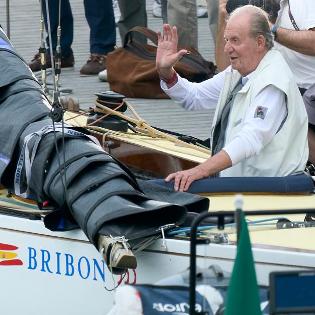 El rey emérito saludando en el Bribón