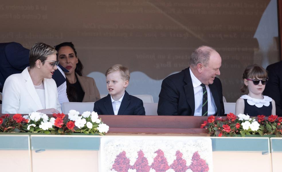 La princesa Gabriella, hija de Charlène y Alberto de Mónaco, lo ha vuelto a hacer: arrasa con un look con vestido low cost y roba el protagonismo a su madre