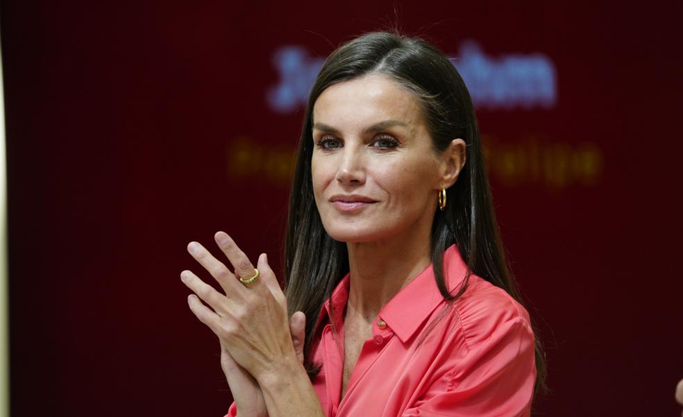 La reina Letizia estrena la blusa rosa todoterreno que mejor sienta en los looks de diario de primavera (y está baratísima en Mango)