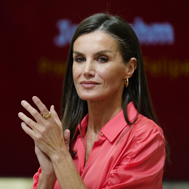 La reina Letizia estrena la blusa rosa todoterreno que mejor sienta en los looks de diario de primavera (y está baratísima en Mango)