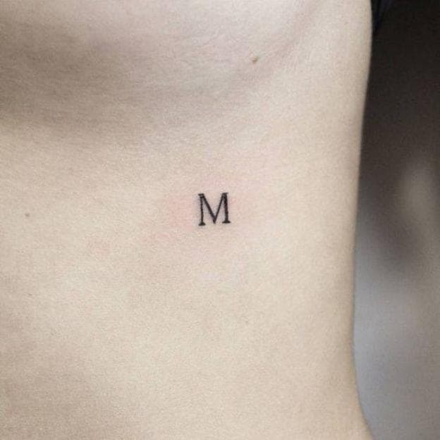 Tatuaje minimalista con inicial