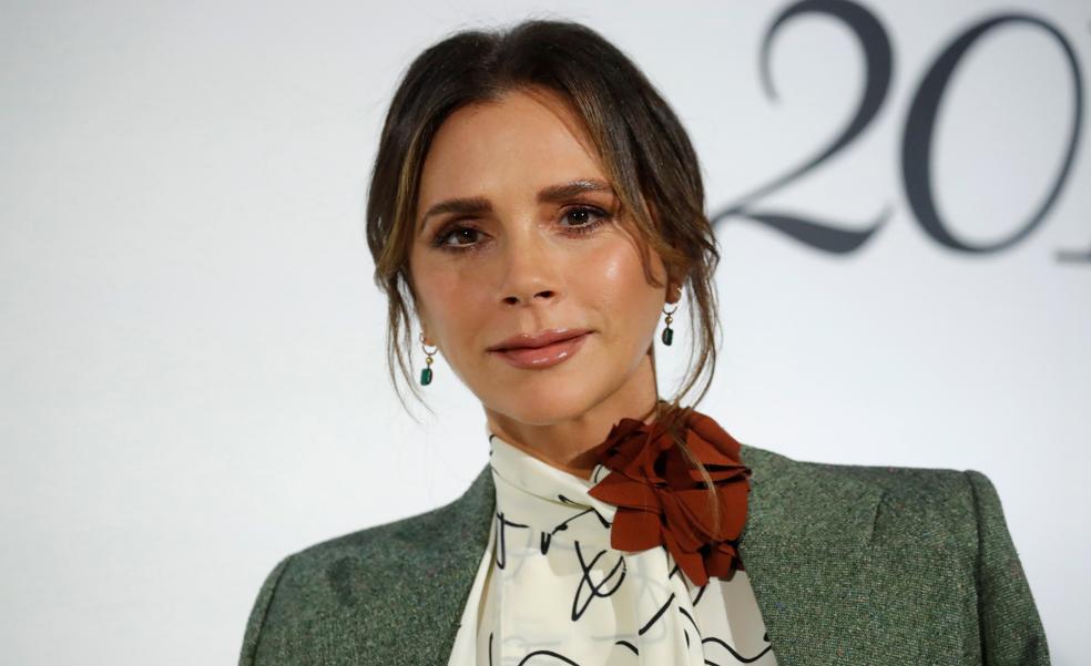 Victoria Beckham acaba de cumplir 49 años y este sérum antiedad es el secreto de su piel lisa y sin arrugas