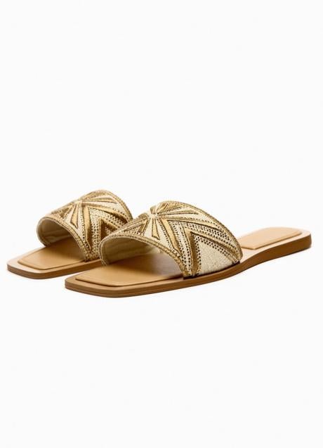 Sandalias planas de Zara (29,99 euros)