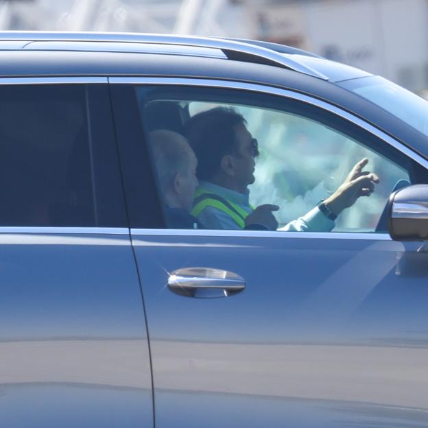 El rey Juan Carlos ya está en Sanxenxo: ayudado por su escolta y con Pedro Campos en la pista, así ha sido su llegada a España