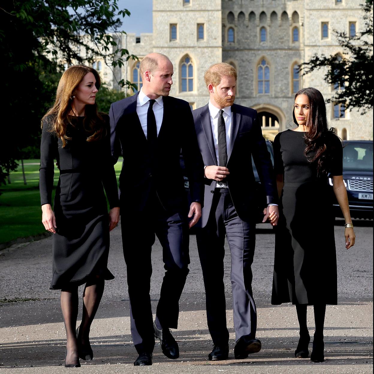 Kate Middleton y Meghan Markle pasean de luto junto al príncipe Guillermo y Harry tras la muerte de Isabel II./getty