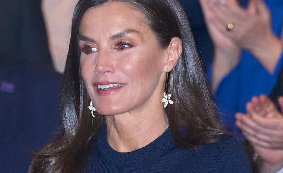 Tenemos la copia low cost de los pendientes en forma de flor tan especiales de la reina Letizia