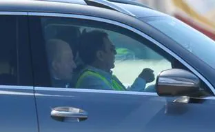 El rey Juan Carlos ya está en Sanxenxo: ayudado por su escolta y con Pedro Campos en la pista, así ha sido su llegada a España