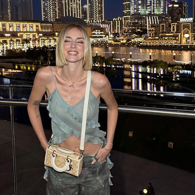 Las blusas de volantes de colores que van a alegrar tus estilismos con bermudas