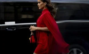 Tenemos el vestido rojo de Oysho del que hablan todas: es de lino, desmontable y combina con todo