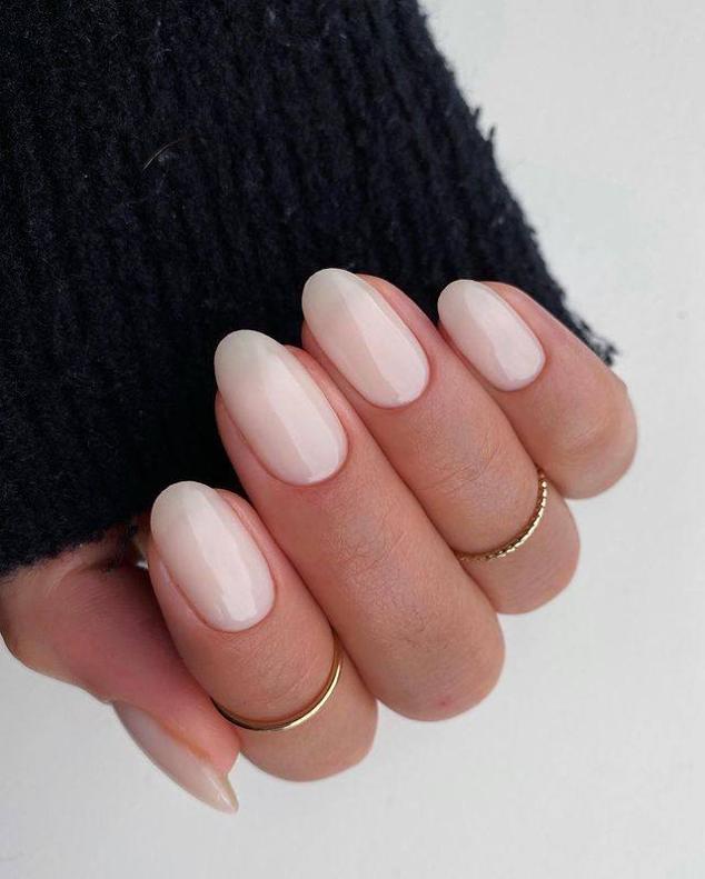 Uñas blancas elegantes, la manicura que triunfa esta temporada