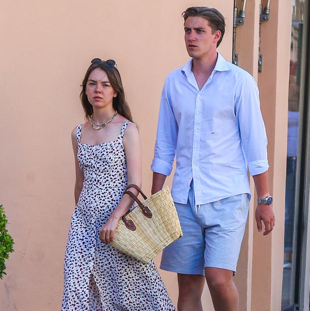 Alexandra de Hannover con su pareja y un look don vestido estampado y bolso de rafia.