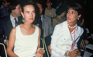 Así fue la devastadora adicción a las drogas de Carole Bouquet, la mejor amiga de Carolina de Mónaco (y madre de su yerno, Dimitri Rassam)