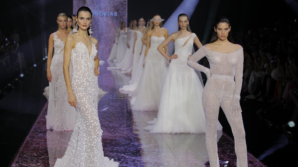 Barcelona Bridal Fashion Week 2023: Atelier Pronovias ilumina la pasarela con sus diseños nupciales en clave sexi-chic
