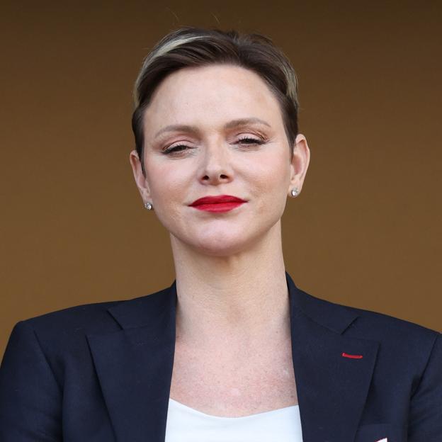 Charlene de Mónaco estrena look sporty con las zapatillas blancas de los 60 más versátiles de la temporada