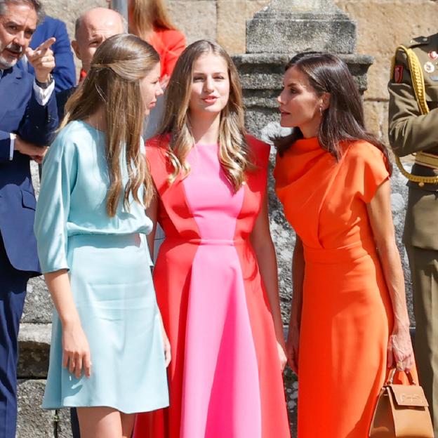 La reina Letizia siempre ha mostrado mucha complicidad con sus hijas, Leonor y Sofía. 