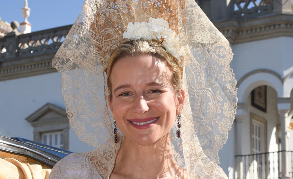 El look espectacular de María de León Castillejo, hija de los marqueses de Cañada, como madrina de la Exhibición de Enganches en la Feria de Abril