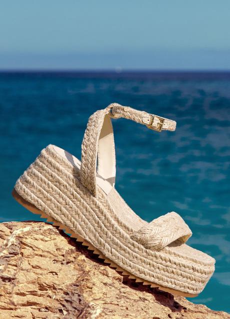 Sandalias de esparto de Stradivarius (35,99 euros)