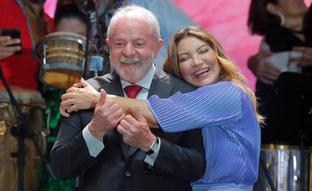 Quién es Janja da Silva, la primera dama de Brasil que se enamoró de Lula en la cárcel: una socióloga comprometida, influyente y 21 años más joven