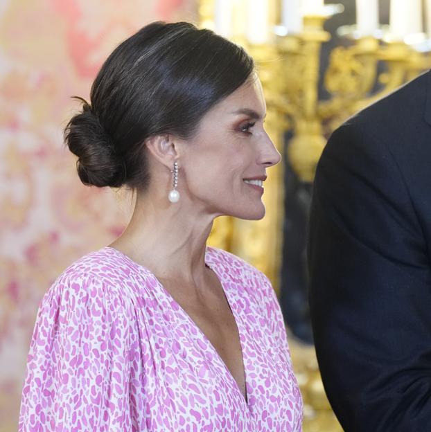 La reina Letizia con un recogido con moño bajo.