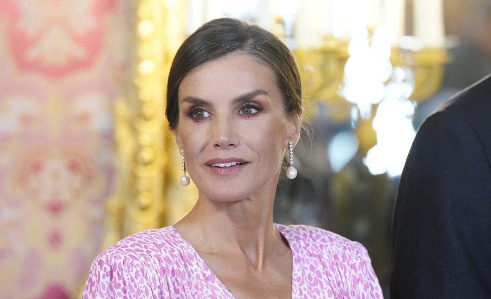 La reina Letizia vuelve a arrasar de rosa: así es el espectacular vestido made in Spain que ha estrenado